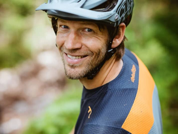 Redakteur Florentin Vesenbeckh testet jährlich zwischen 70 und 100 E-Mountainbikes fürs EMTB Magazin.