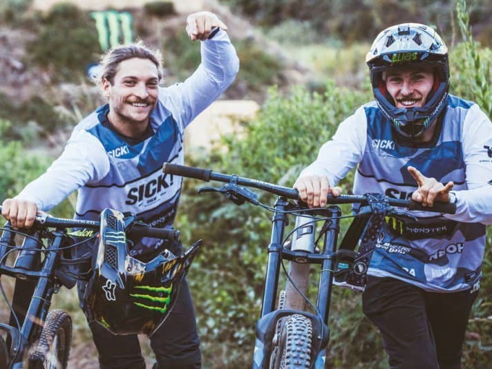 Daniel (26) & Elias (24) Ruso: Die Brüder aus Wien sind Profi-Freerider (Team Propain & Monster Energy). Sie begeistern die Szene mit Harakiri-Edits auf Insta. Zum Beispiel wenn sie mit ihren Bigbikes im Tire-Grab-Frontflip über Monsterkicker wirbeln. Gerade haben sie bei der Freeride-Fiesta in Mexiko teilgenommen. Nächster Einsatz: Dark-Fest in Südafrika.