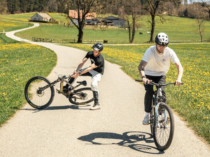 Korbi versucht Laurin den Barspin beizubringen... versucht.