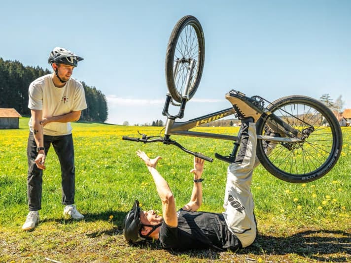 Exercise no. 2: Clamp until your thighs burn: In this exercise you combine two actions
actions at once. Clamp the saddle and turn the handlebars.