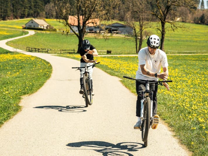 “Spinnen die?” Ja, und das sogar synchron. Bessere Barspin-Haltungsnoten gibt es erwartungsgemäß für Korbi Engstler. Die passivere Hand bleibt schön auf Hüfthöhe, statt oben, wie beim Autor (hinten).