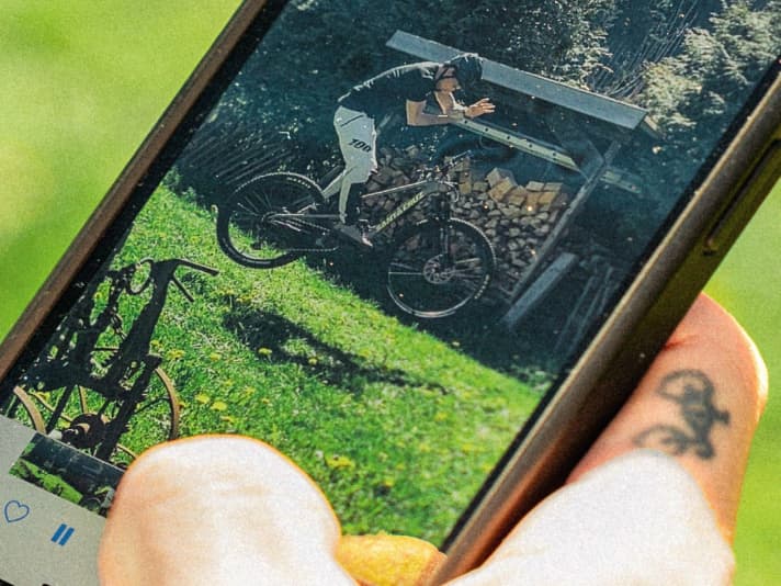 Die Advanced-Variante übt man am besten auf weichem Wiesenboden. Auf dem Bild scheint noch alles gut. Im nächsten Moment sieht das anders aus.