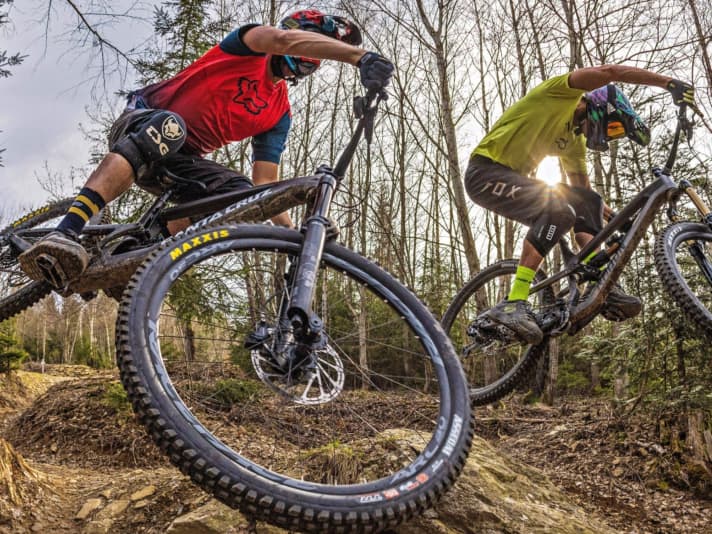 Guaranteed fun: Santa Cruz Nomad and Radon Swoop fly around the track. The two freeriders were the most fun for us.