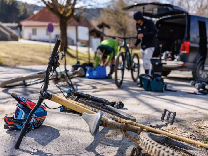 Bevor es mit den Bikes auf die Teststrecke geht, heißt es schrauben, schrauben, schrauben.