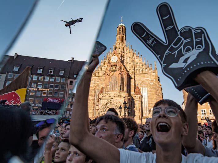Erik Fedko springt im Training einen Decade. „Der Trick macht mir momentan am meisten Spaß“, sagt Deutschlands bester Trickser.