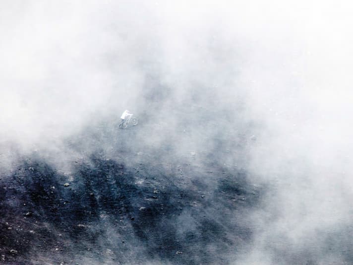 Der Berg zeigt seine Launen. Gerade noch Sonne, plötzlich Orkanböen oder Nebel. Die Wetter­umschwünge passieren in Minuten.