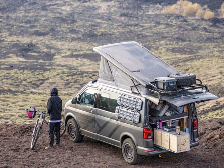 Home on wheels: Hannes parks his van on the volcano. "That's freedom for me too!" says the professional freerider.