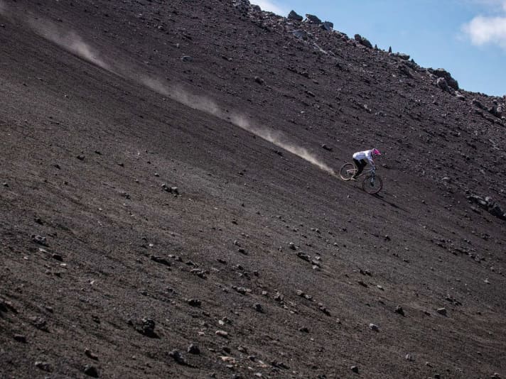 “Highsiding” heißt die große Gefahr, wenn das Bike durch den Sand schießt und das Heck zur Seite ausbrechen will.
