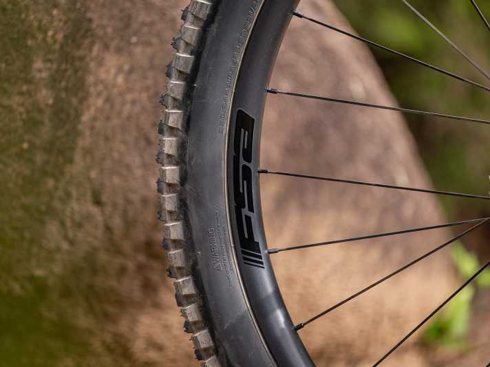 The FSA NS SC i30 carbon wheelset