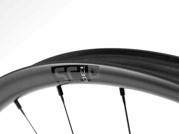 The "hookless" full carbon rim of the NS SC i30