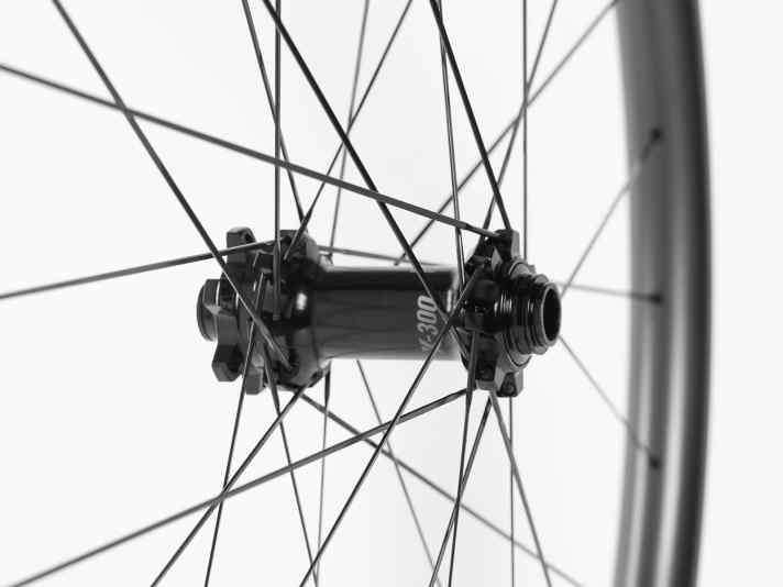 Direct pull spoking with 28 aero spokes