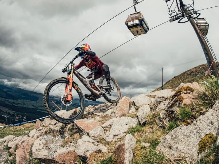 Fort-William-Local Laurie Greenland lässt sein Santa Cruz über die spitzen Felsen der Downhill-Strecke fliegen.