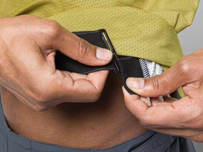 Weil der Inhalt Innen an lässig sitzendem Stoff wild hin und her baumelt, besitzt das Trikot Volt einen breiten Gummibund, der geschlossen die verstaute Last an den Körper zieht und so fixiert, ohne die legere Optik zu stören.