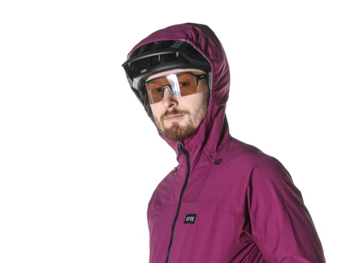 Die Kapuze passt perfekt über den Helm und trägt sich angenehm