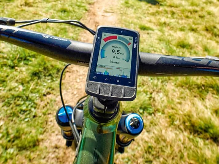 Zubehör und Cockpit-Integration: Wer mehr aus seinem Bike-GPS herausholen will, kann es mit Powermetern, Herz- und Trittfrequenzsensoren verbinden. Die Konnektivität über Bluetooth und ANT+ beherrschen alle. Bei mehreren hundert Euro für ein GPS-Gerät sollte es sicher und ästhetisch befestigt sein. Den Computern unter 200 Euro liegen Halterungen mit Gummibändern bei. Besonders bei Lezyne baut diese hoch. Bei den teureren Modellen sind stabile Halterungen mit Lenkerklemmung inkludiert. Sigma, Giant und Garmin sind ohne Adapter untereinander kompatibel.