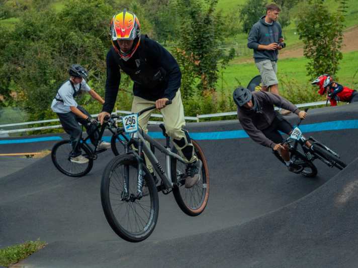 Deutschlands Pumptrack-Elite wird sich am langen Wochenende um den 3. Oktober im Pumptrack Groß-Biberau versammeln.
