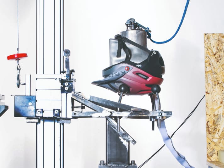 Unser Helm-Prüfstand im BIKE-Labor orientiert sich am aktuellsten Stand der Wissenschaft und misst dank 6-Achsen-Sensor auch Rotationsbeschleunigungen