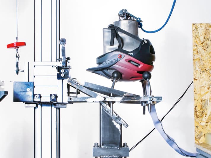 The specially developed helmet test stand for various measurements.