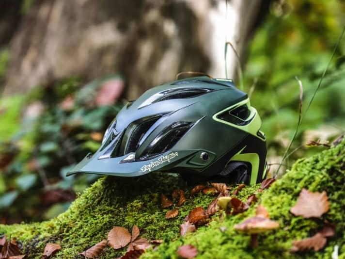 Helm am besten außen mit einem Schwamm reinigen, herausnehmbare Innenpolster vertragen auch eine Wäsche mit Shampoo.