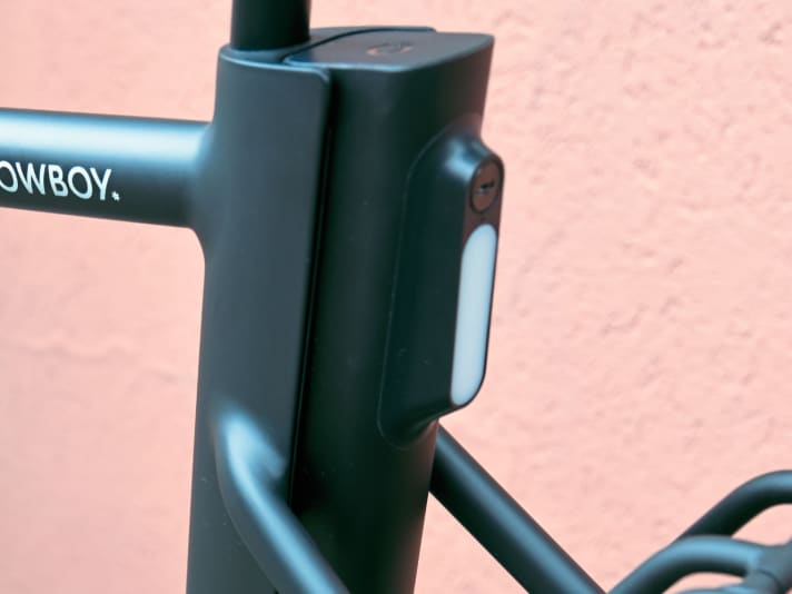 Praktisch: Die Batterie kann per Schlüssel sehr leicht abgenommen werden.