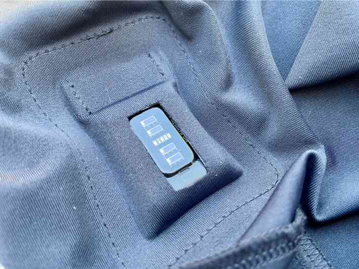 Just like on the arm, the optical sensor of the tracker also lies directly on the skin thanks to a small cut-out. However, data recording also works with a thin vest.