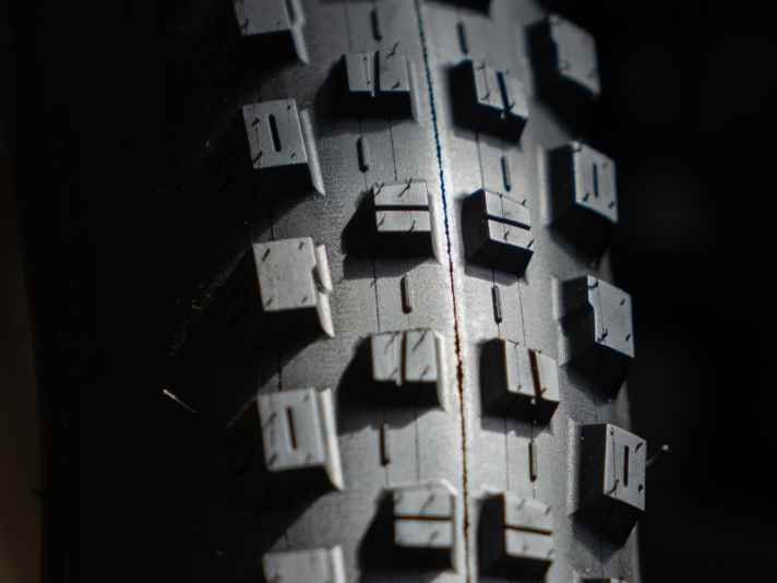 Offene Mittelstollen, stark abgestützte Seitenstollen: Das Profil des neuen Maxxis Highroller III.