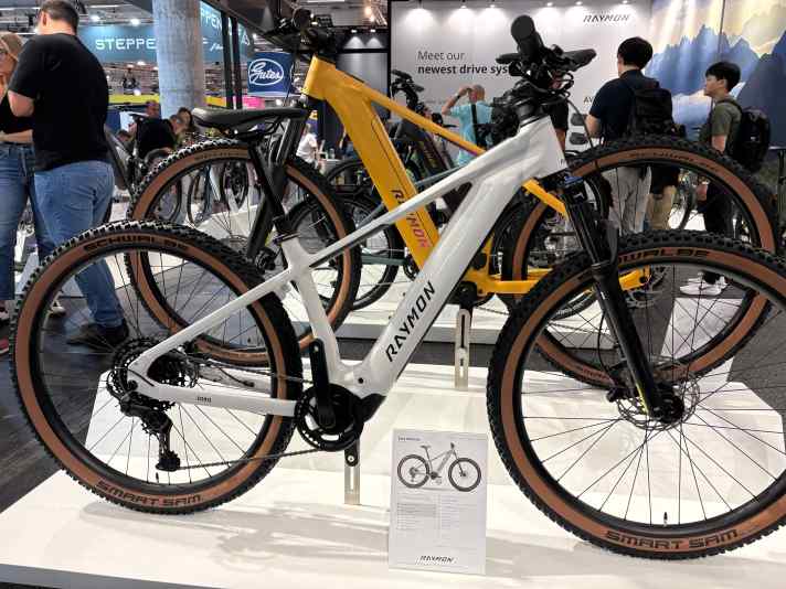 Zorq heißt das E-Hardtail von Raymon. Mit Avinox M2 geht’s bei 3799 Euro los. Da fällt es fast schwer, nicht zum vollgefederten Durok  für 3999 Euro zu greifen.