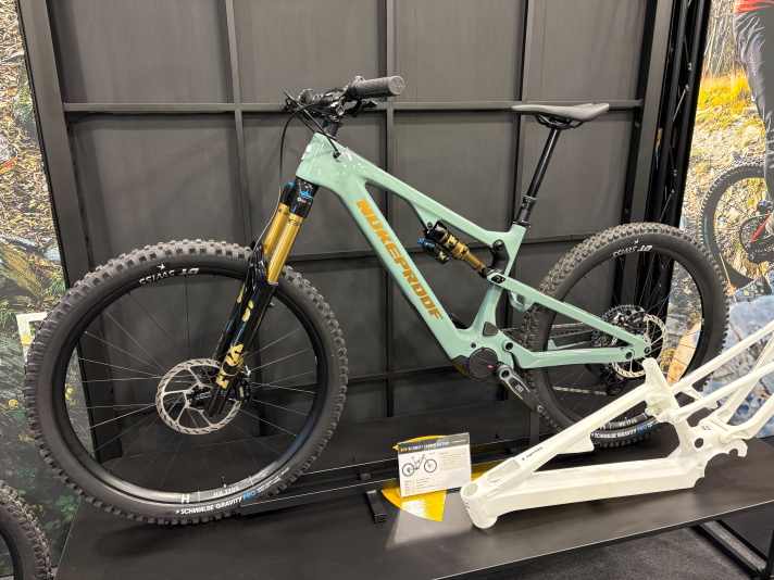 Das Nukeproof Kilowatt Carbon soll in die Lücke zwischen All Mountain und Enduro stoßen. Dafür gibt’s 160/150 mm Federweg. Das Factory-Modell im Bild kostet 8999 Euro.