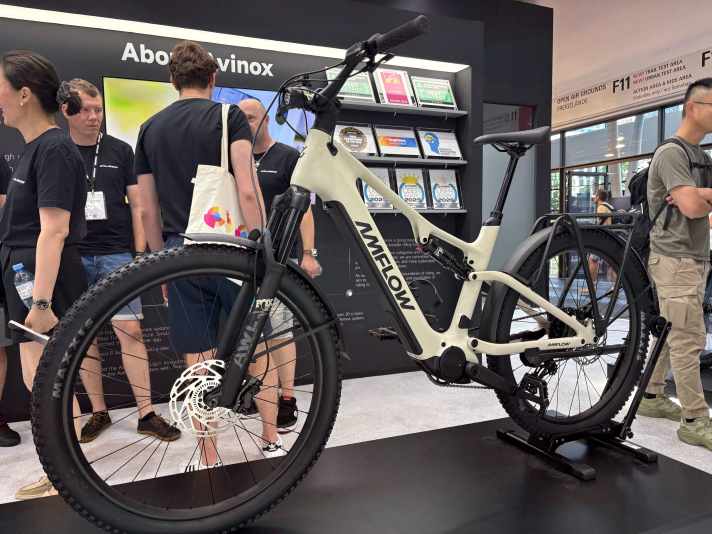 Das Amflow TL Carbon kommt für unschlagbare 3499 Euro und schlägt die Brücke zwischen E-MTB und Trekking-Bike.