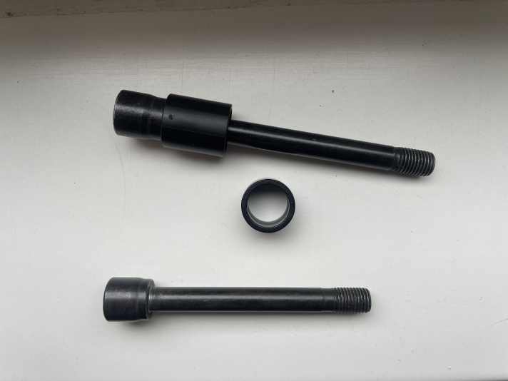 Das “Upgrade-Kit” (im Bild) funktioniert wie ein Spreizdübel: Beim Anziehen presst ein konisch geformter Bolzenkopf die Buchse auf – die sich dadurch im Rahmen verklemmt und nun auch auf der nicht verschraubten Seite fest im Rahmen sitzt.