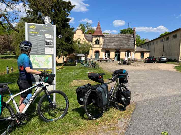 Im Schloss und Gut Liebenberg werden in  einem eigenen Gutshofladen regionale  Köstlichkeiten angeboten.