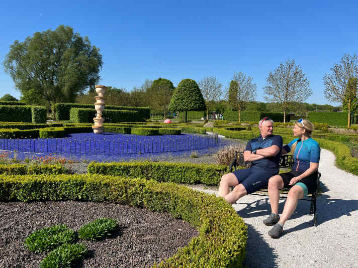 Die angelegten Gärten von Schloss Oranienburg laden zum Verweilen ein.