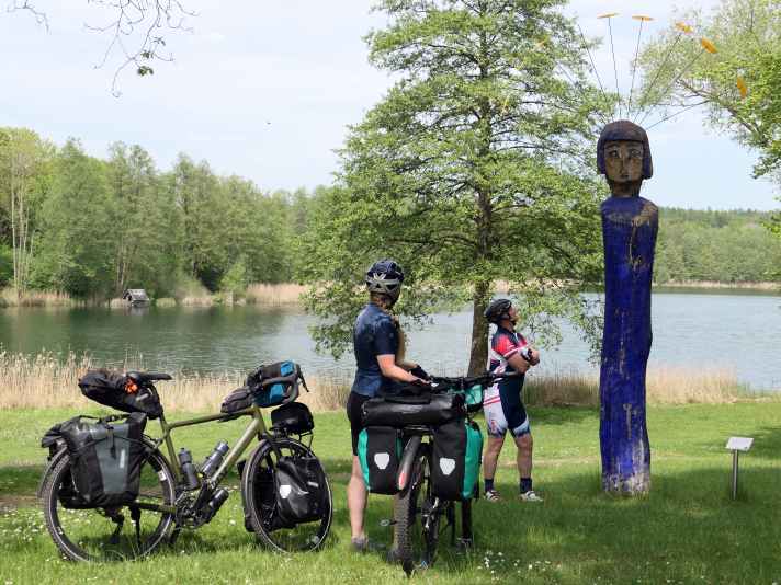 The wooden sculpture "Queen of the Night" is part of the sculpture trail around Lake Dagow.