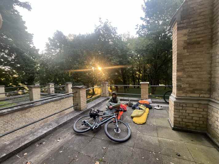 Nacht an der Grabkapelle: Wir schlafen oben, der alte Adel unten.