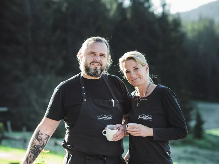 Marko and Dani had big plans for the Traunsteiner Hütte, but unfortunately the coronavirus lockdown put a spanner in the works. In the meantime, Jeanette Lorenz has taken over the catering at the Traunsteiner Hütte again. She was already the tenant from 2010 to 2020 and is famous for her legendary Kaiserschmarrn.