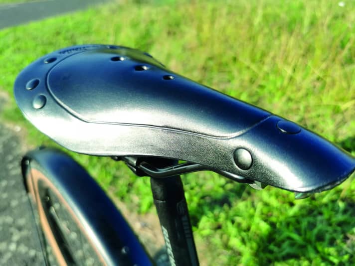 The elegant genuine leather saddle from Italy is a design piece and comfortable at the same time - after a short familiarisation phase.