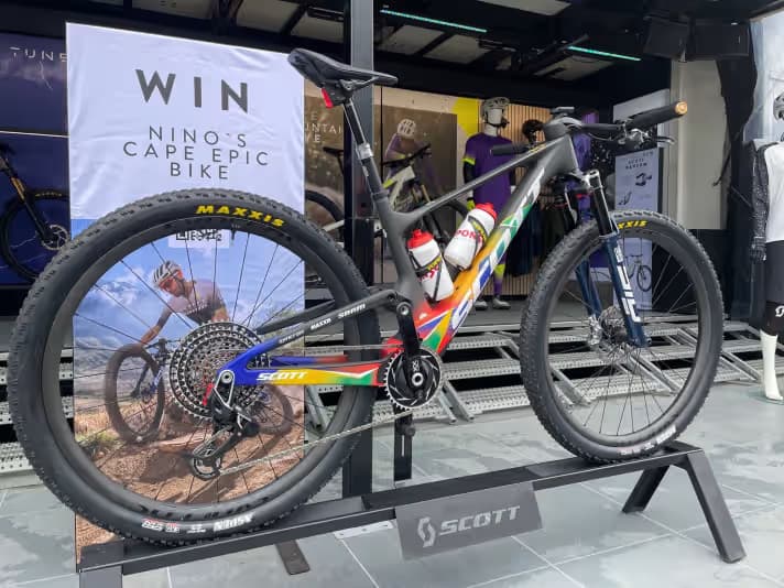 Das Cape Epic in Südafrika, eines der prestigeträchtigsten MTB-Rennen, hat Schurter drei Mal gewonnen. Im letzten Jahr stand das Bike in Sonderlackierung auf dem BIKE Festival in Willingen.
