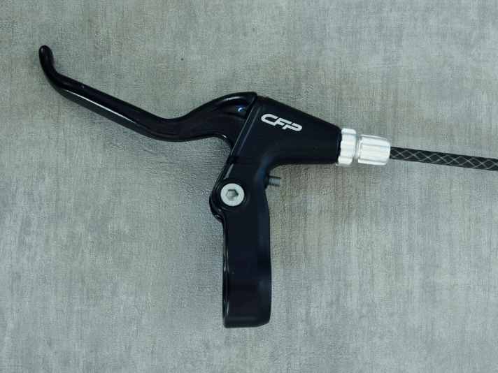 Die silberne Stellmutter dient zum Nachstellen des Spiels, die schmale zum Arretieren.