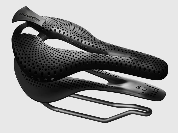 Das Sitzpolster wird individuell an die Sitzknochen angepasst und dann auf der Schale angebracht.