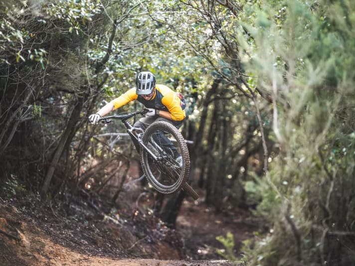 EMTB test rider Tobi rides the Fuel EXe in his favourite habitat. "No other bike in the test can be pulled off and thrown through the air so well," he says.
