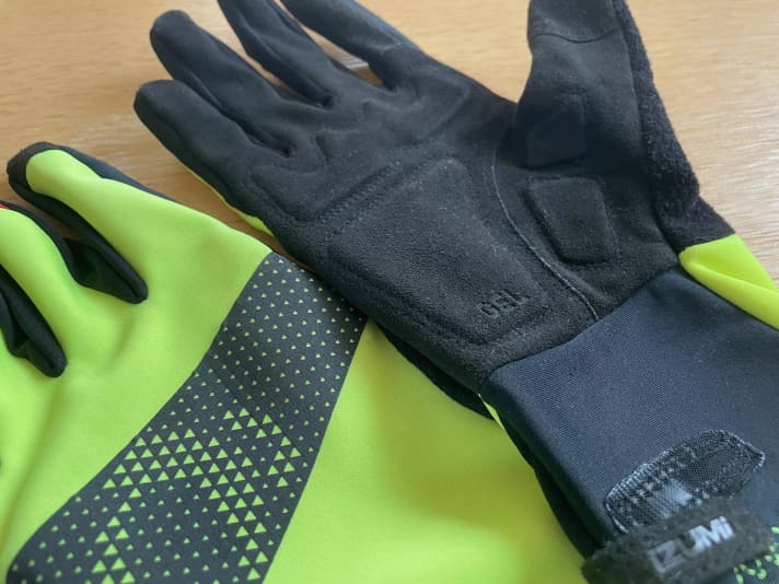 Thanks to the gel padding incorporated into the inner surface, you not only ride warmly, but also comfortably.