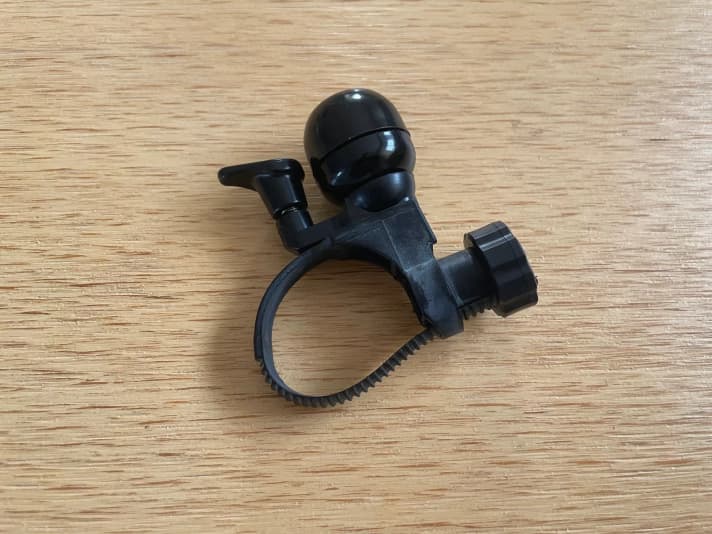 Die kleine Fahrradklingel passt an Lenker mit bis zu 38 mm Umfang.