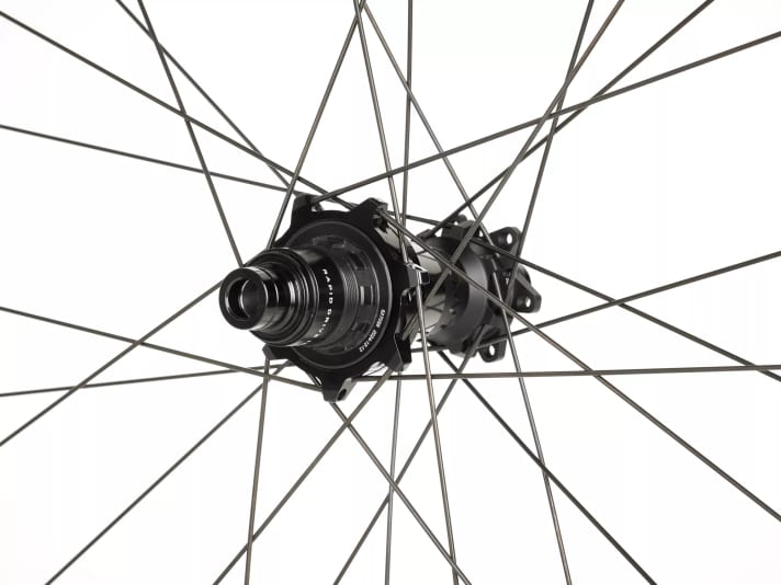 Die Speichenanordnung verspricht gleichmäßigere Kraftverteilung und stabilere Laufruhe.