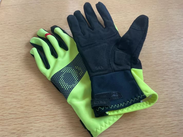 Der knallgelbe Winterhandschuh von Pearl Izumi fällt auf.