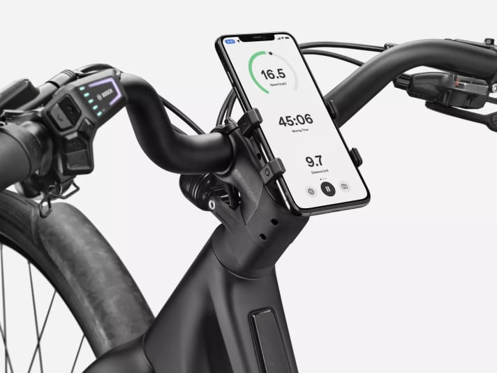 The FlyingV 1 comes with an SP-Connect universal mobile phone clamp, the FlyingV 2 only has the stem mount.