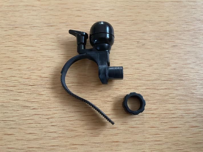 The mini bell can be attached quickly and easily using the screw cap.