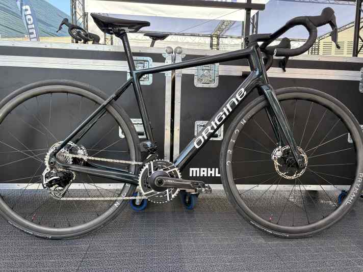 Visuellement, l'Origine Newton(e) ne se distingue guère d'un vélo de course classique. Le moteur électrique de Mahle est dissimulé dans le moyeu de la roue arrière.