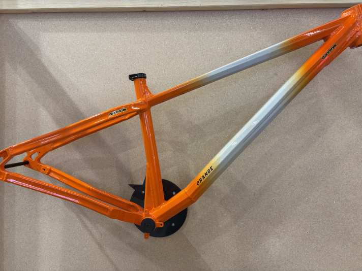 A solid aluminium frame and a cracking paint job: what more could you want? The Orange Clockwork frame makes a great first impression.