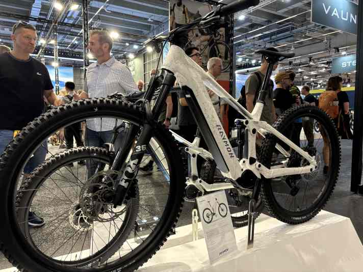 Das Raymon Durok ist aktuell noch eines der wenigen E-MTBs mit Avinox-Motor und entnehmbarem 800er-Akku.