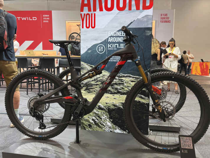 The Rotwild R.XX is an all-mountain e-MTB with 160/150 mm of suspension travel. The R.XX Ultra is said to weigh just around 20.6 kilos in the new M/L size when fitted with the full Avinox power package.